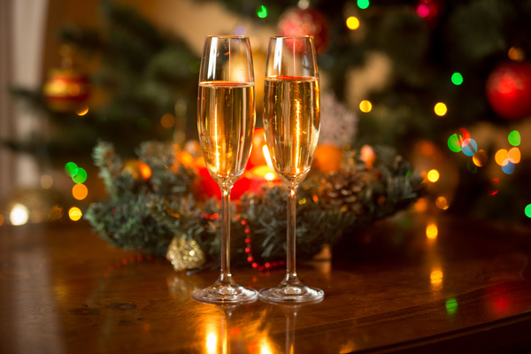  Nowy Rok - Champagne-on-Christmas-night-table-Stock-Photo.jpg